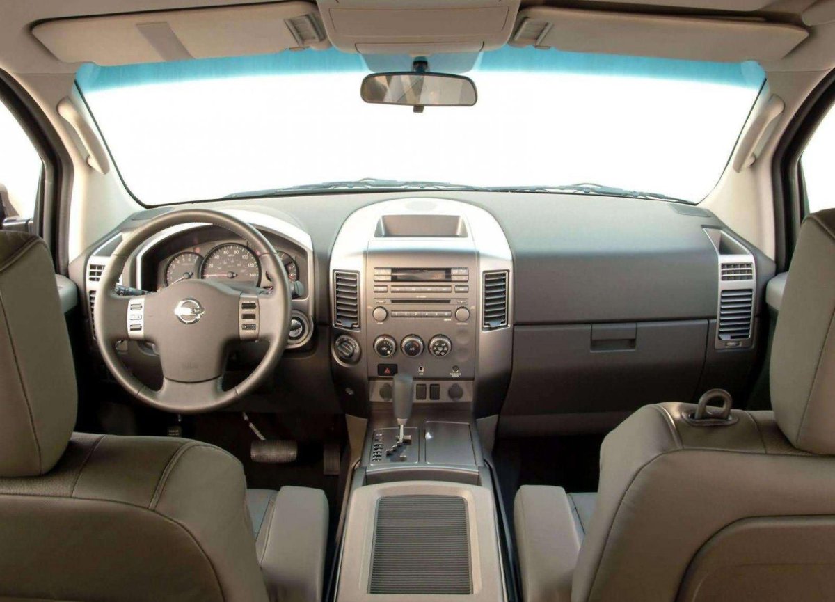 Nissan Titan 2004 салон