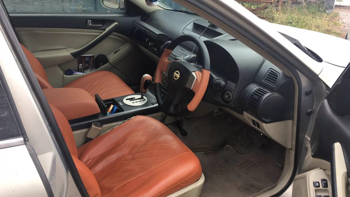 Skyline v35 салон