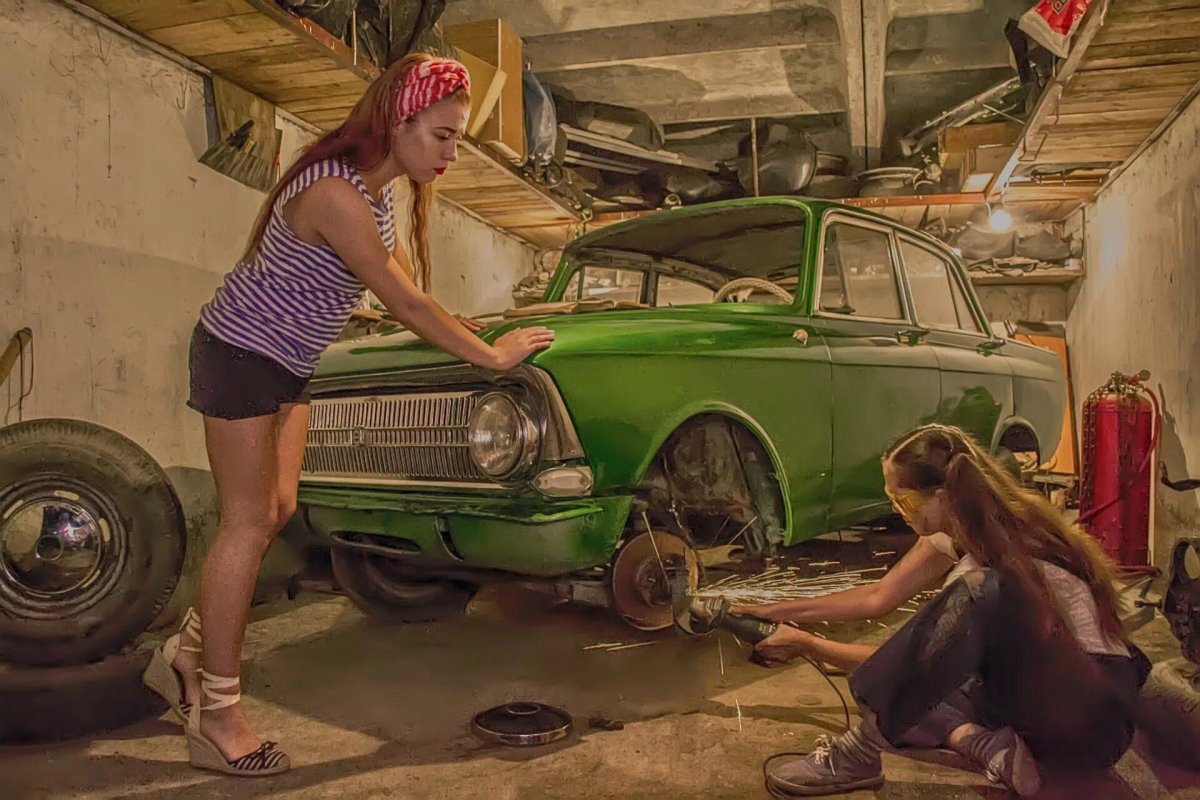 Москвич 2140 и девушки