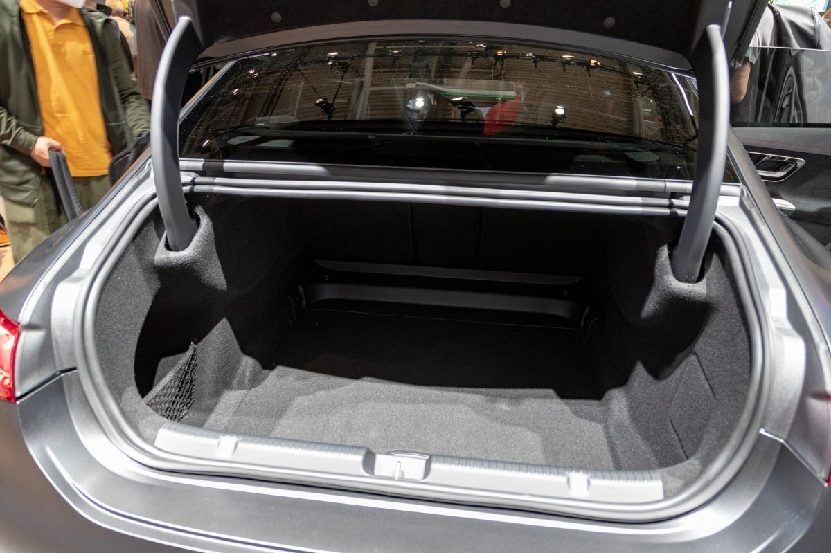 Внутри багажника Мерседес 170v