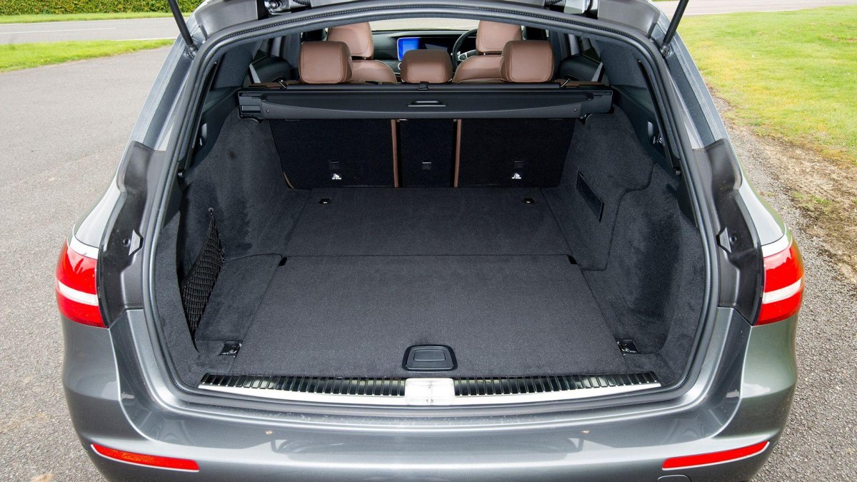 Багажник Мерседес AMG e250 вид из нутри