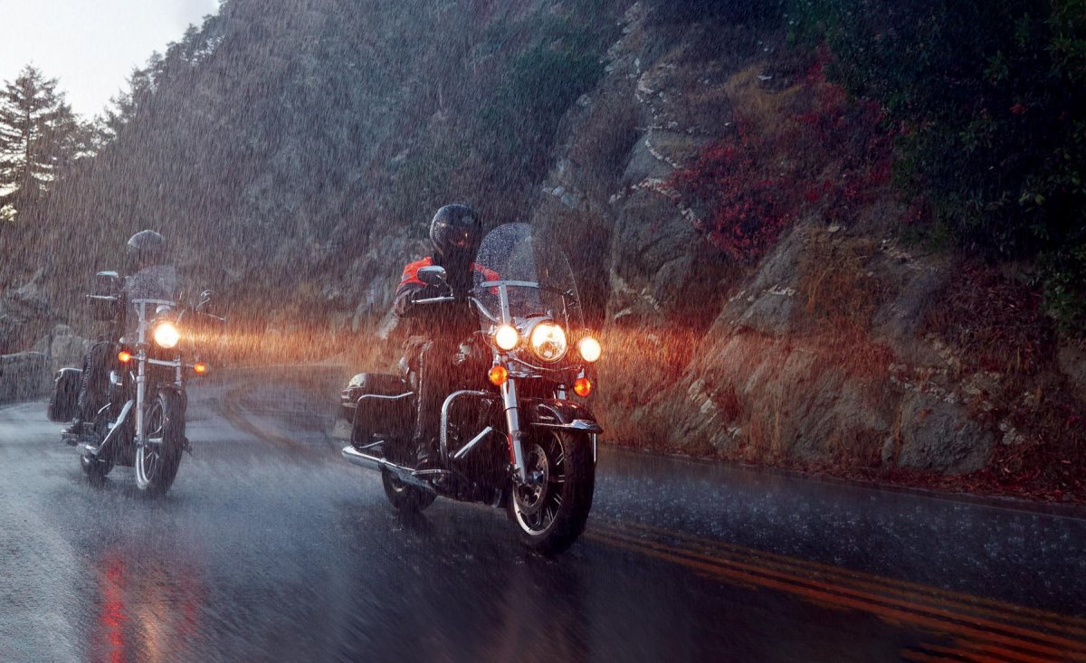 Мотоцикл едет