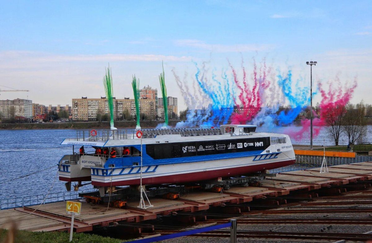 Катамаран Форт Кроншлот