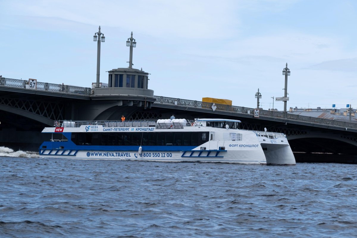Скоростной катамаран в Кронштадте