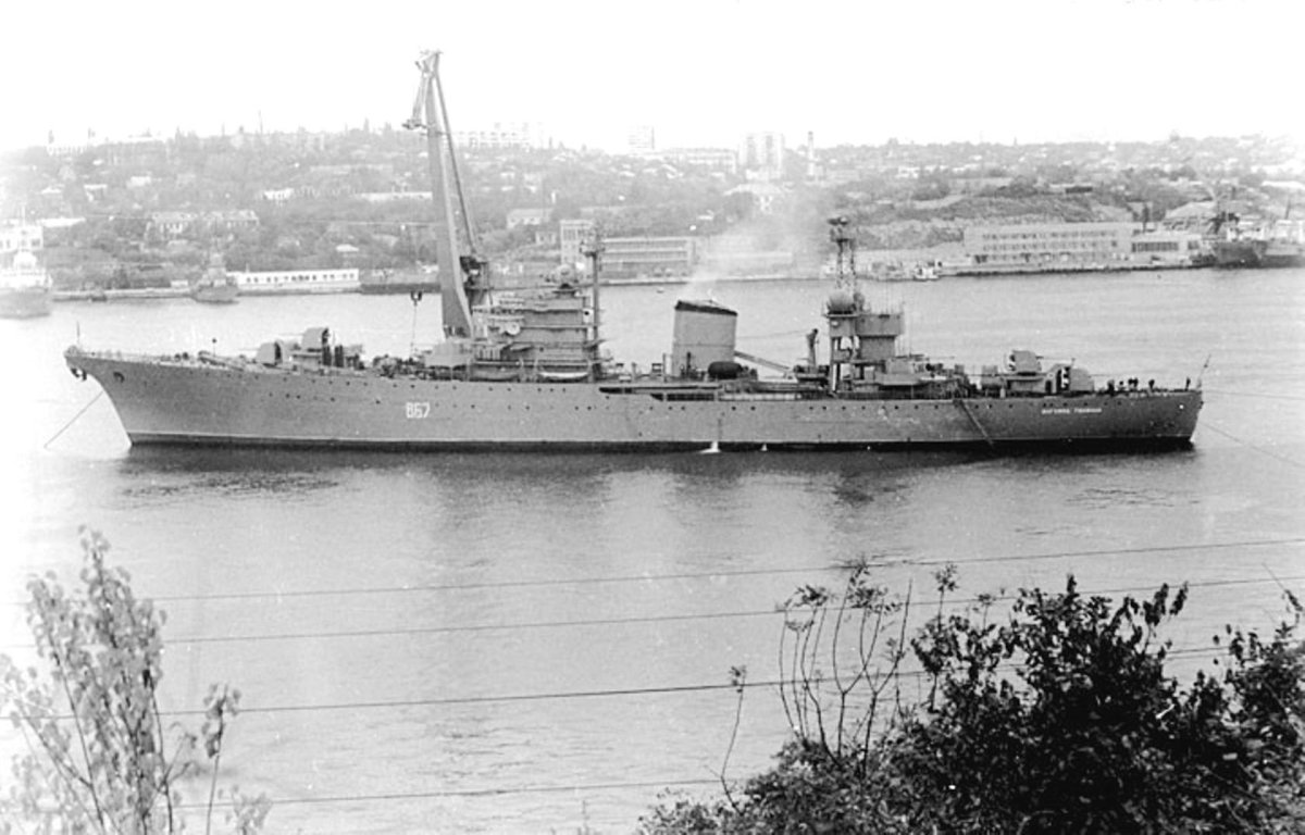 Плавбаза подводных лодок Магомед Гаджиев