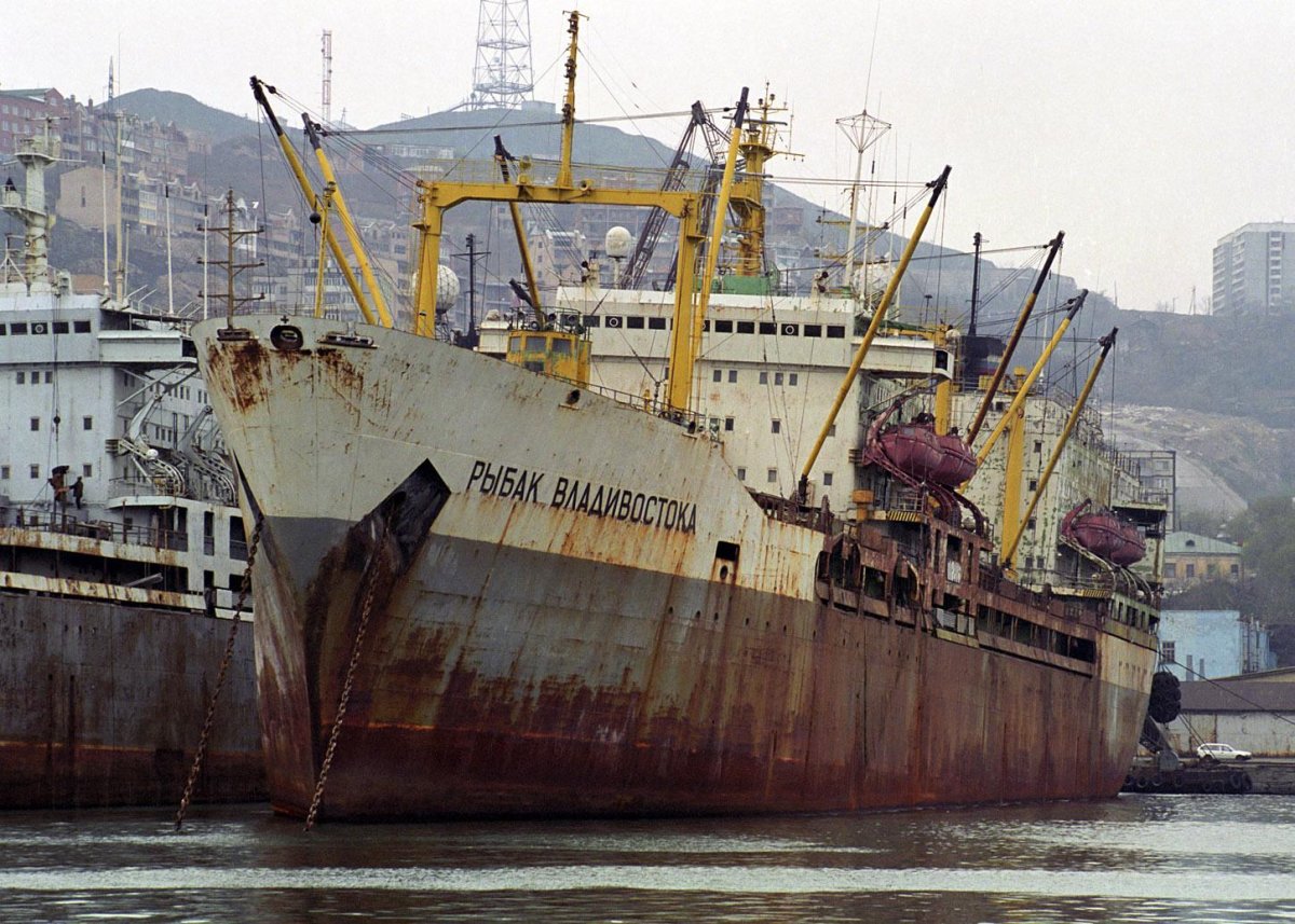 Плавбаза Рыбак Владивостока