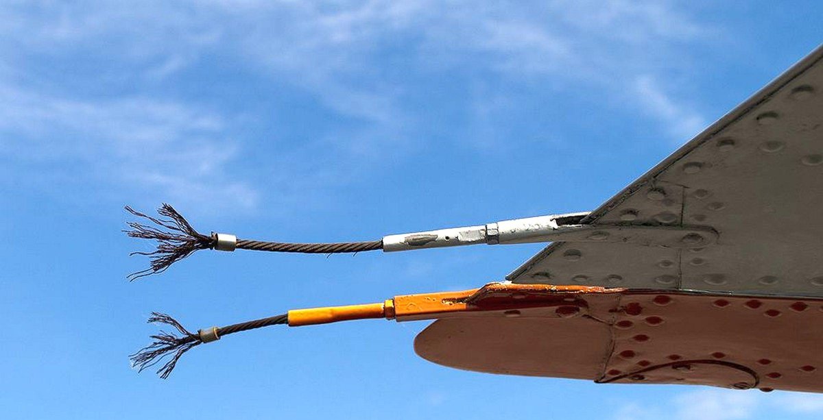 Разрядник статического электричества на самолет