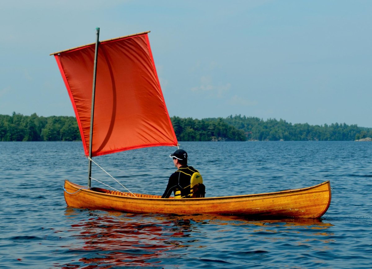Деревянная лодка с парусом