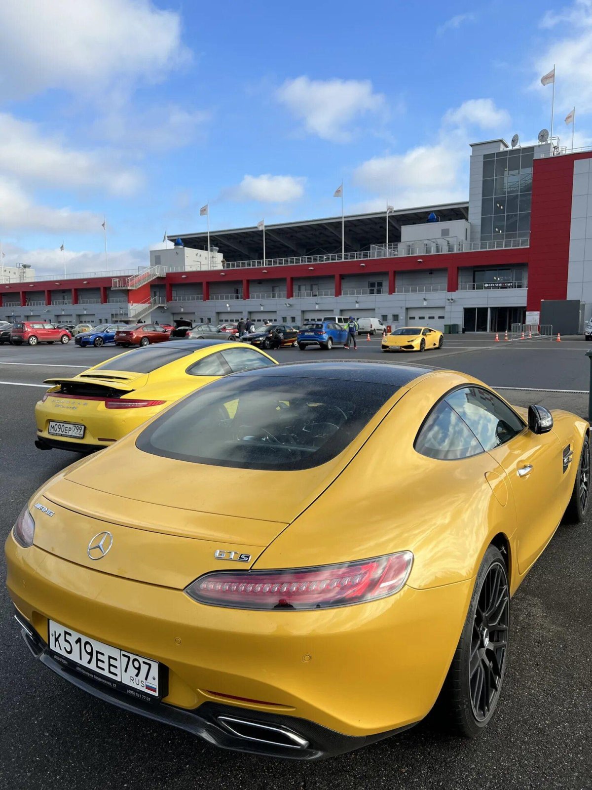 Порше 911 желтый