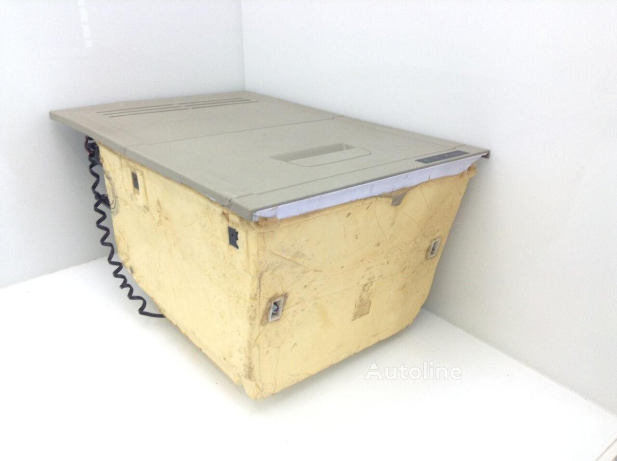 82174077 Холодильник Volvo