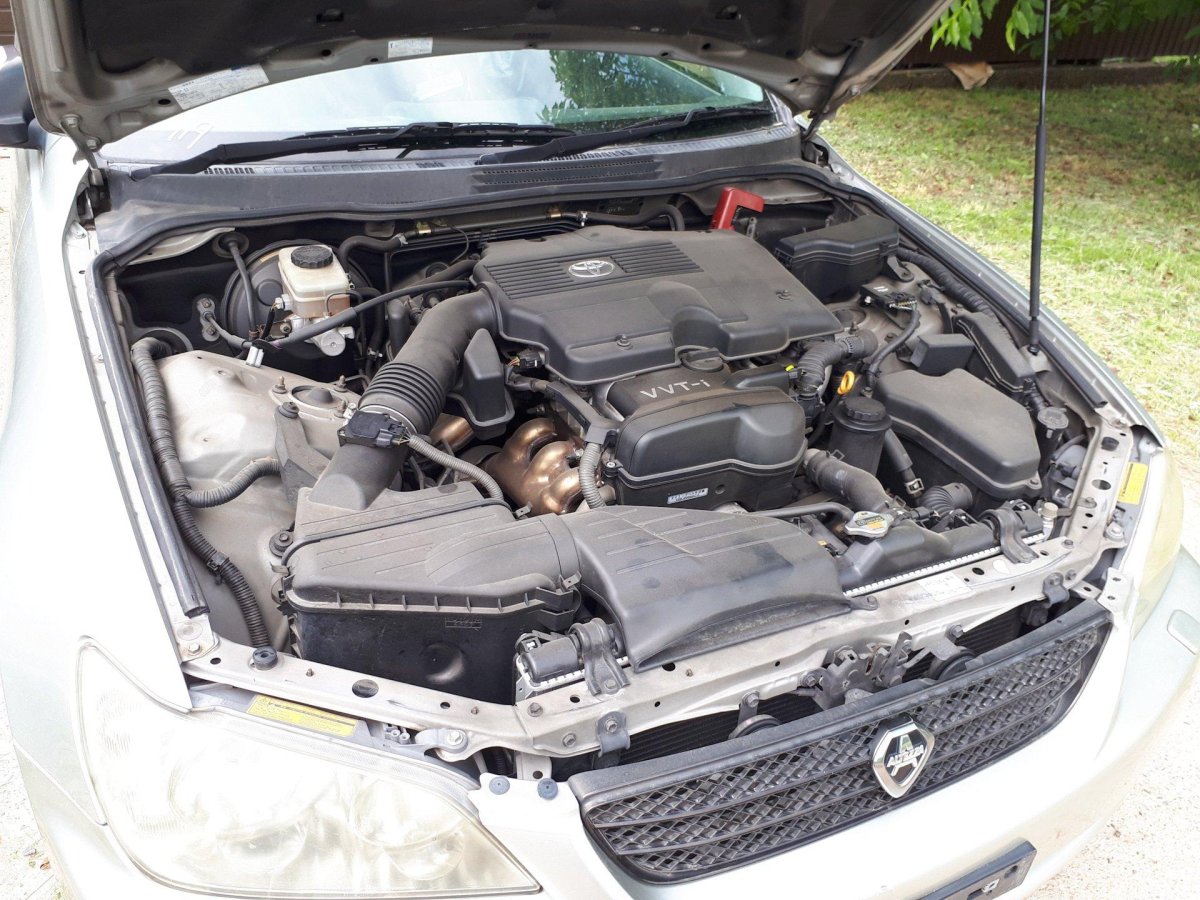 Тойота Альтеза подкапотка