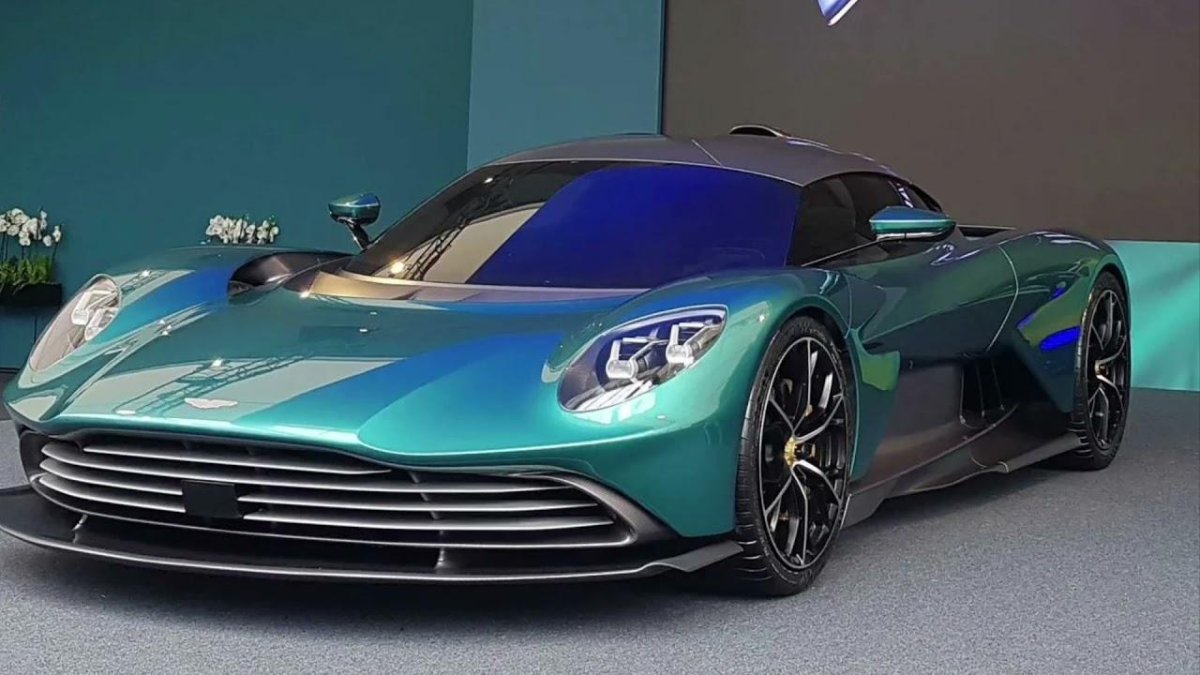 2022 Aston Martin Valhalla