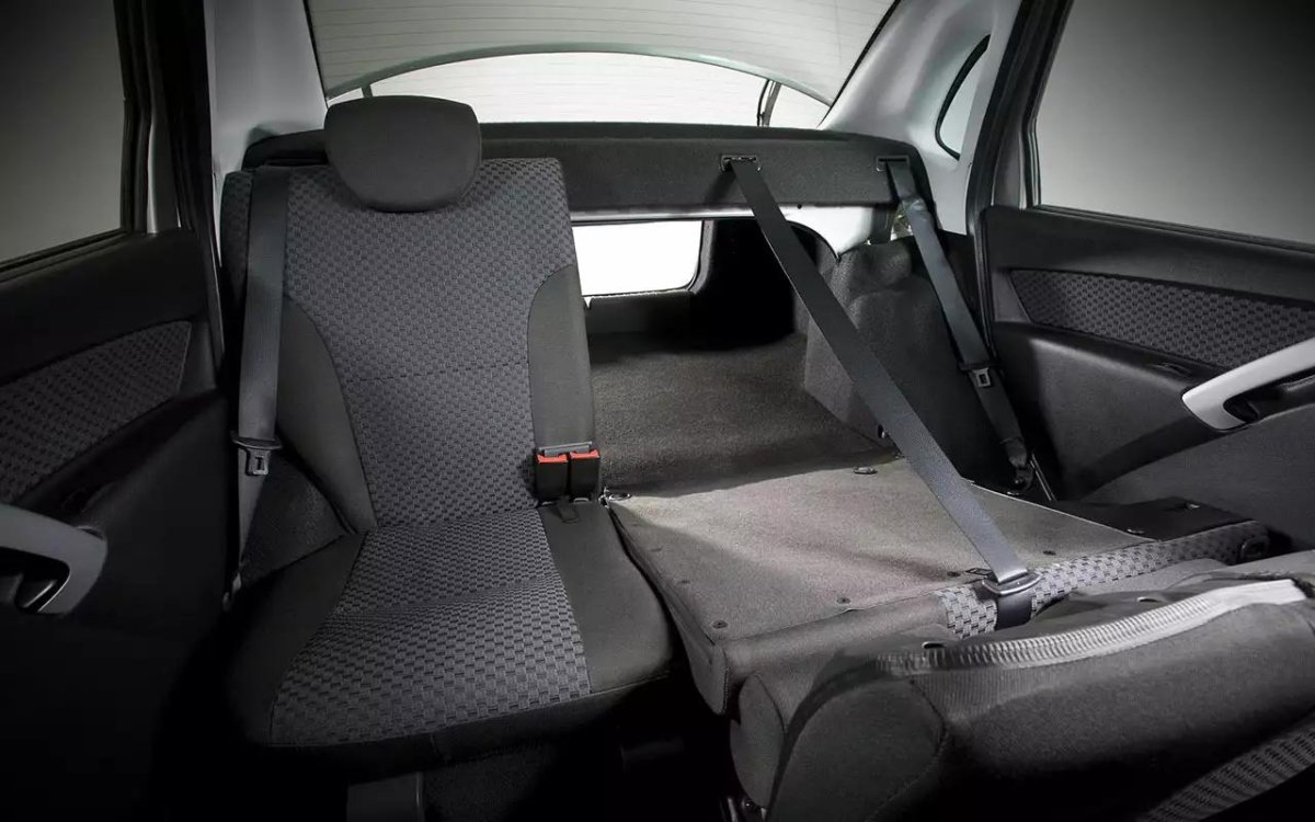 Лада Гранта 2021 салон сзади