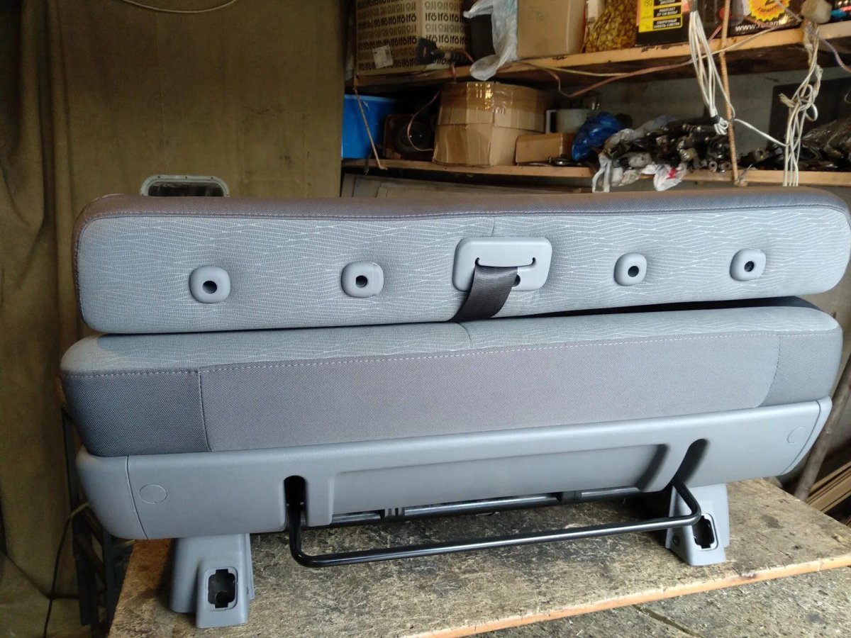 Сидения складывающиеся вперед