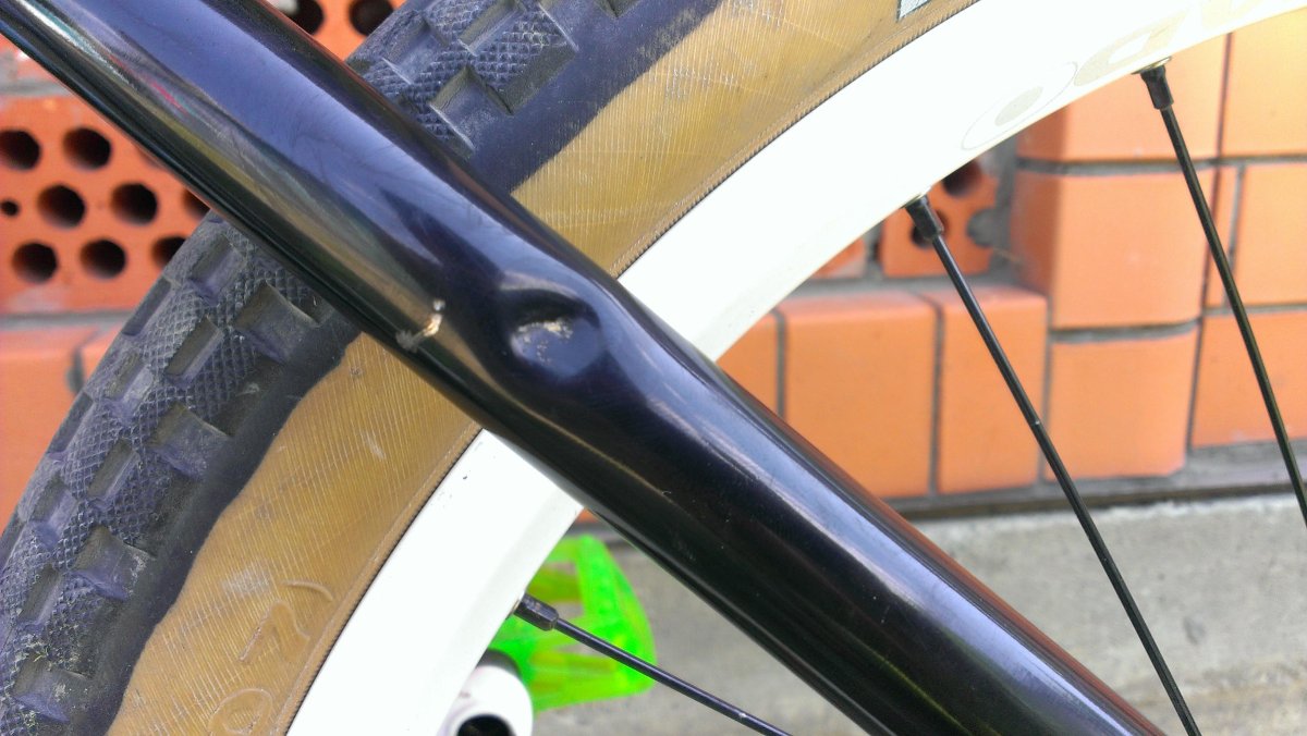 Скол на раме велосипеда