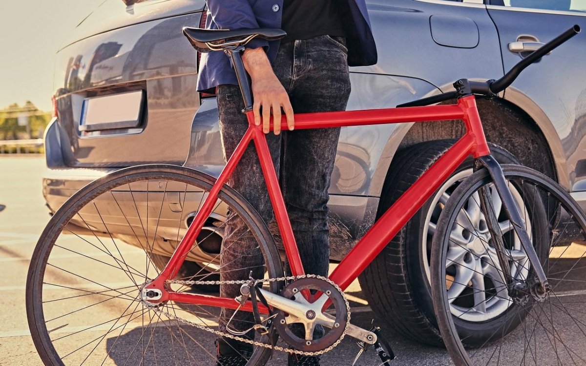 Держит велосипед на руках