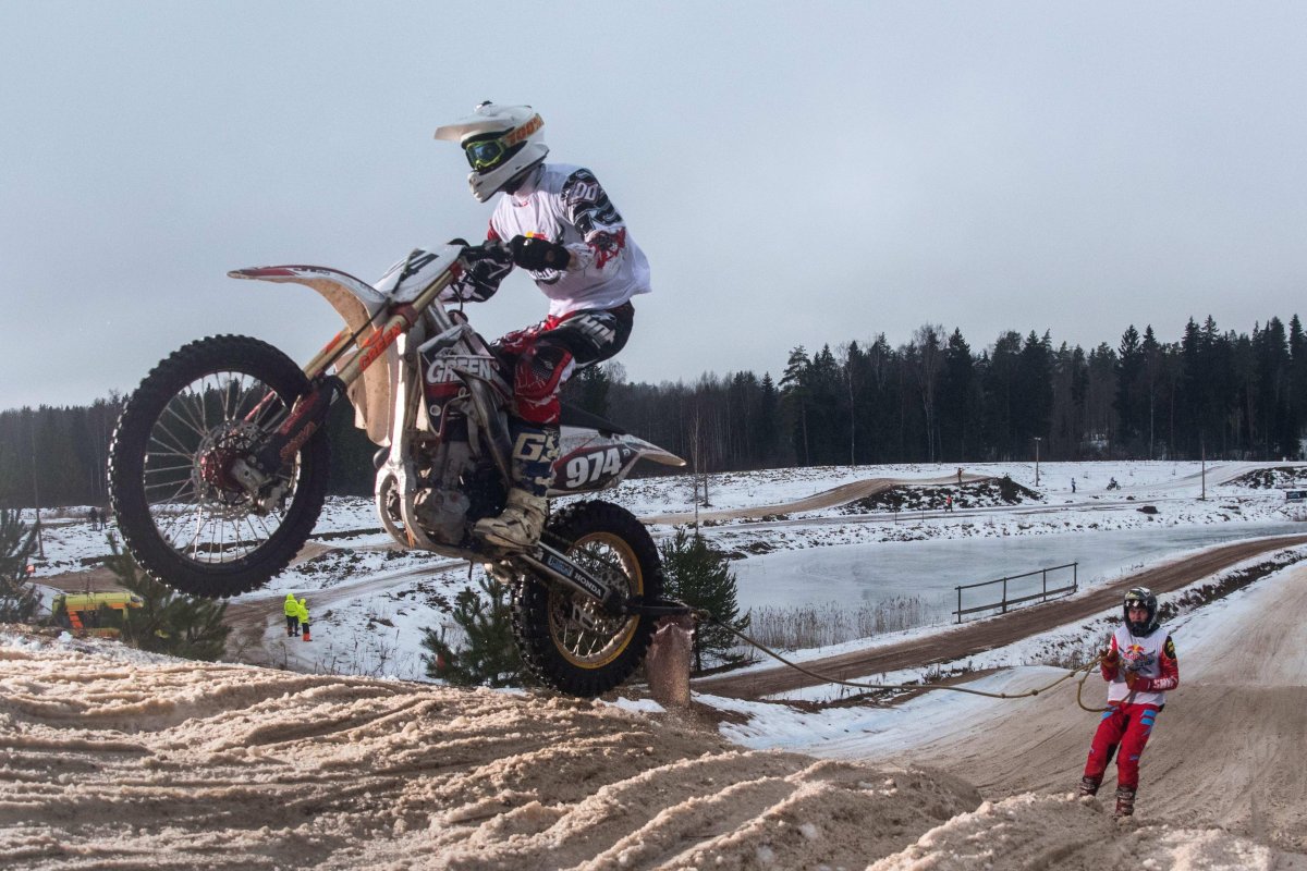 Поляк на мотоцикле с лыжами