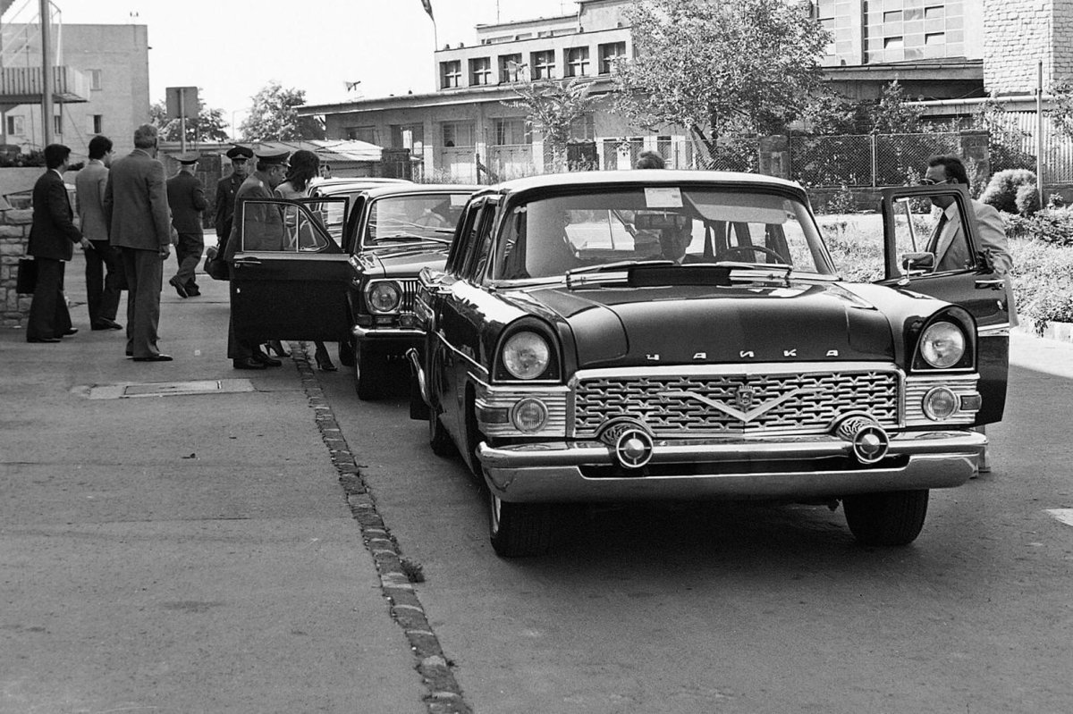 ГАЗ-13 «Ча́йка»