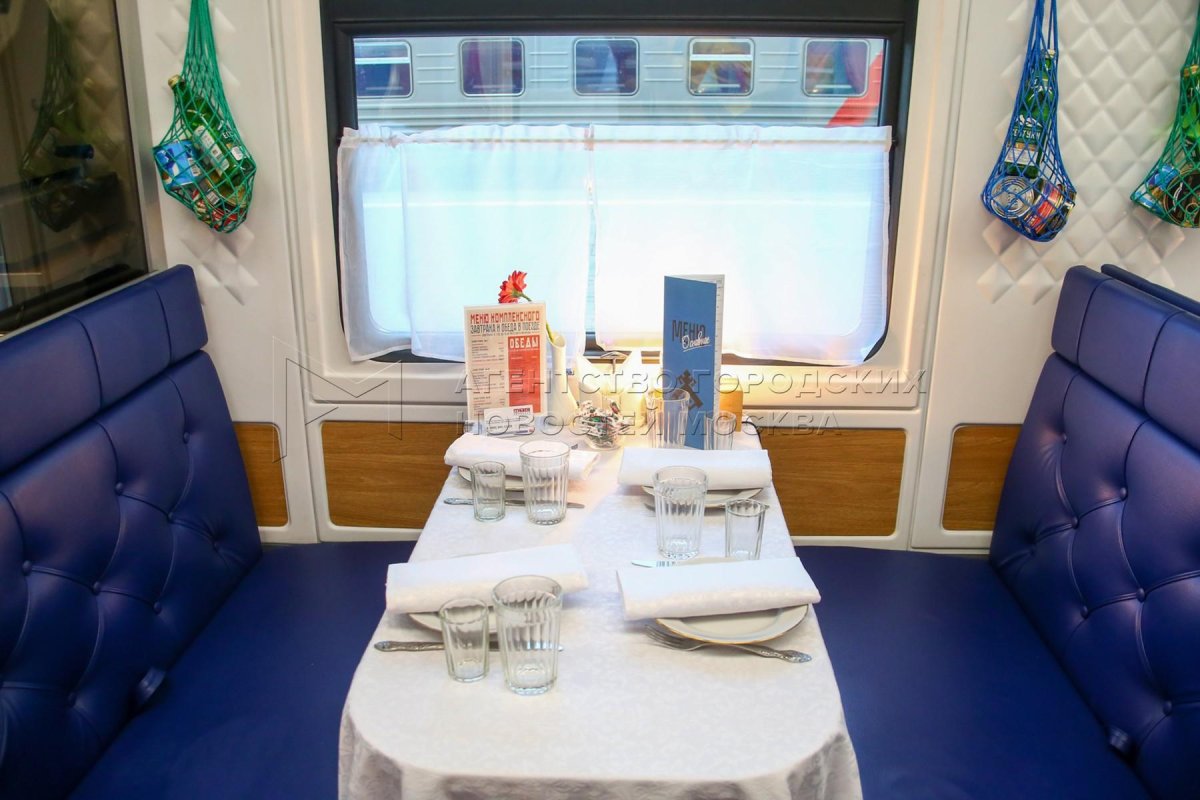 Вагон-ресторан в поезде