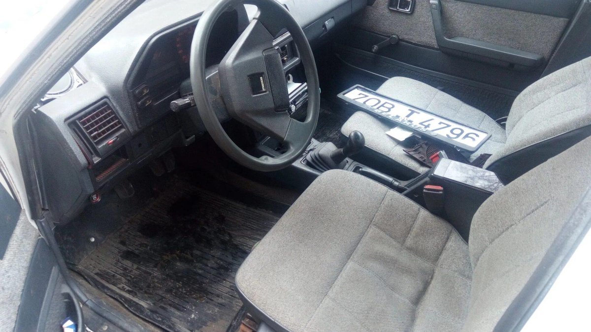 Мазда 626 1987 салон