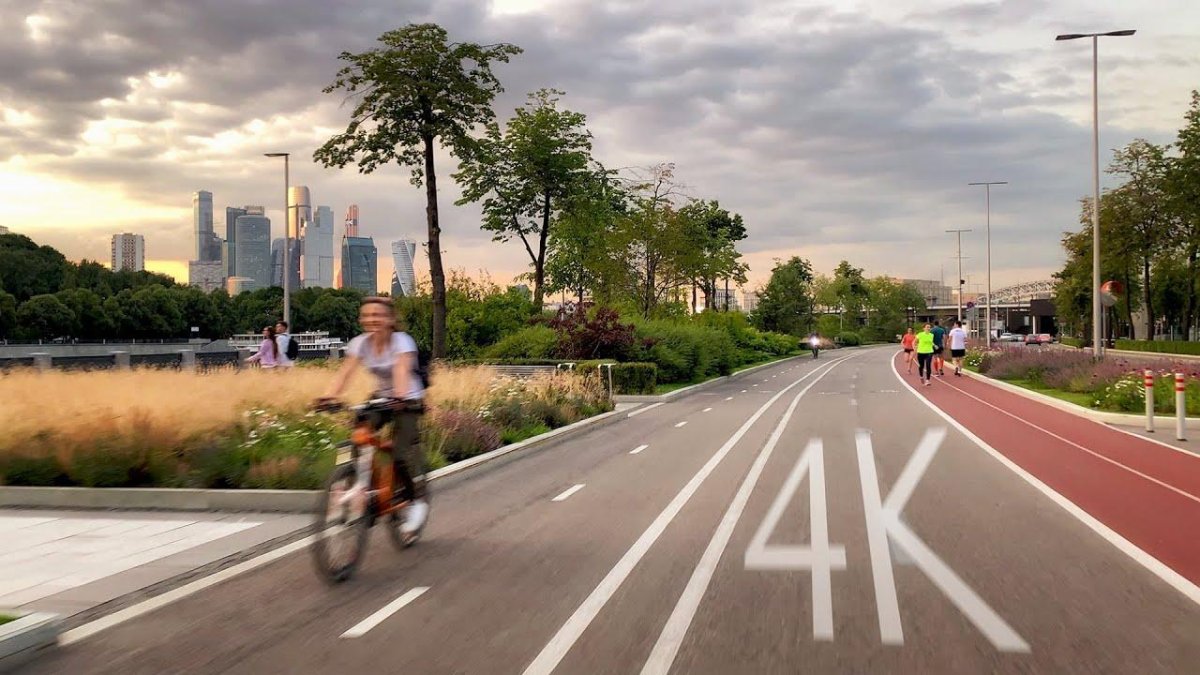 Велосипедисты на фоне Москва Сити