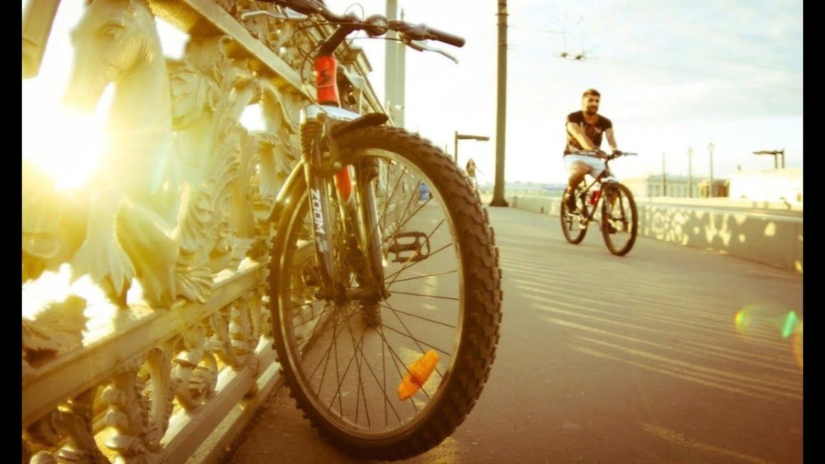 Велосипедист в городе