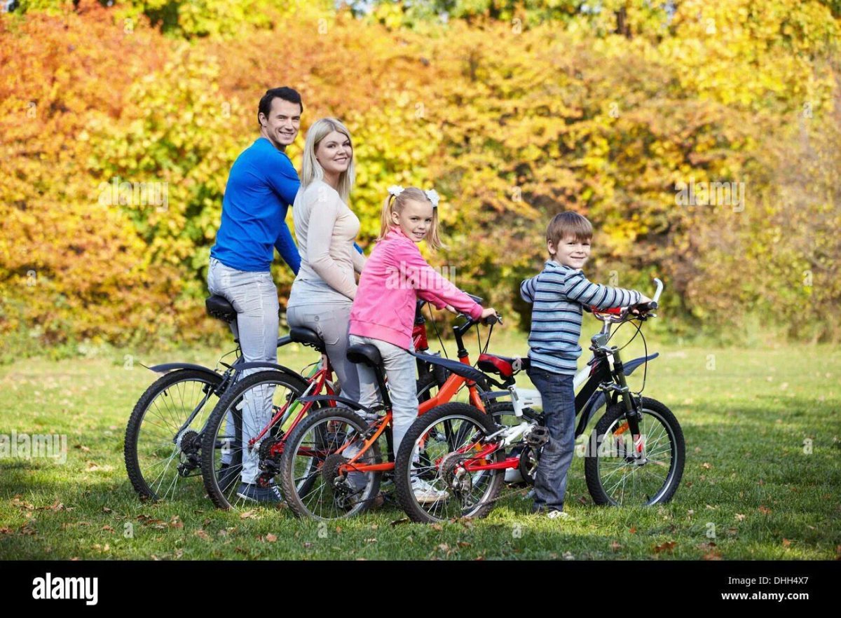 Семья на велосипедах