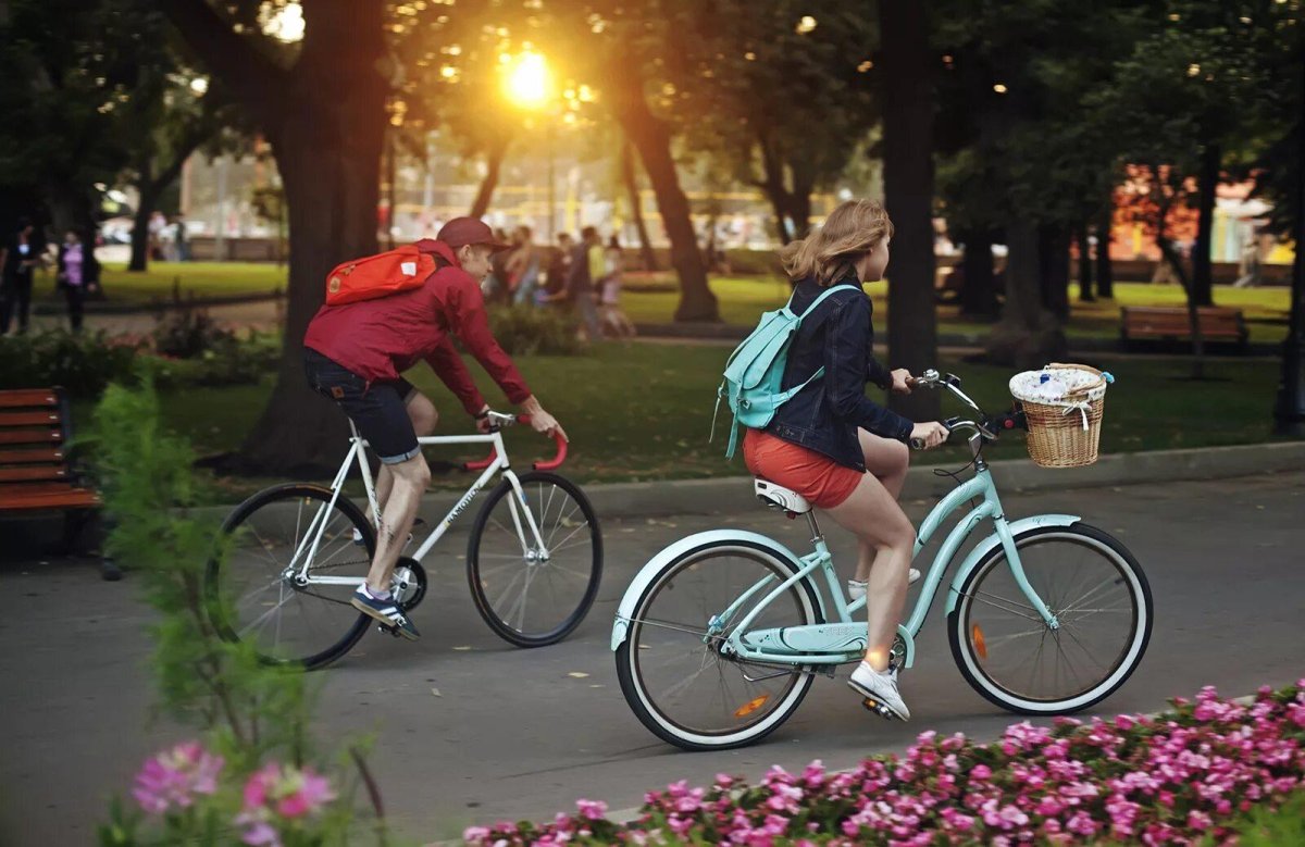 Велосипедист в парке