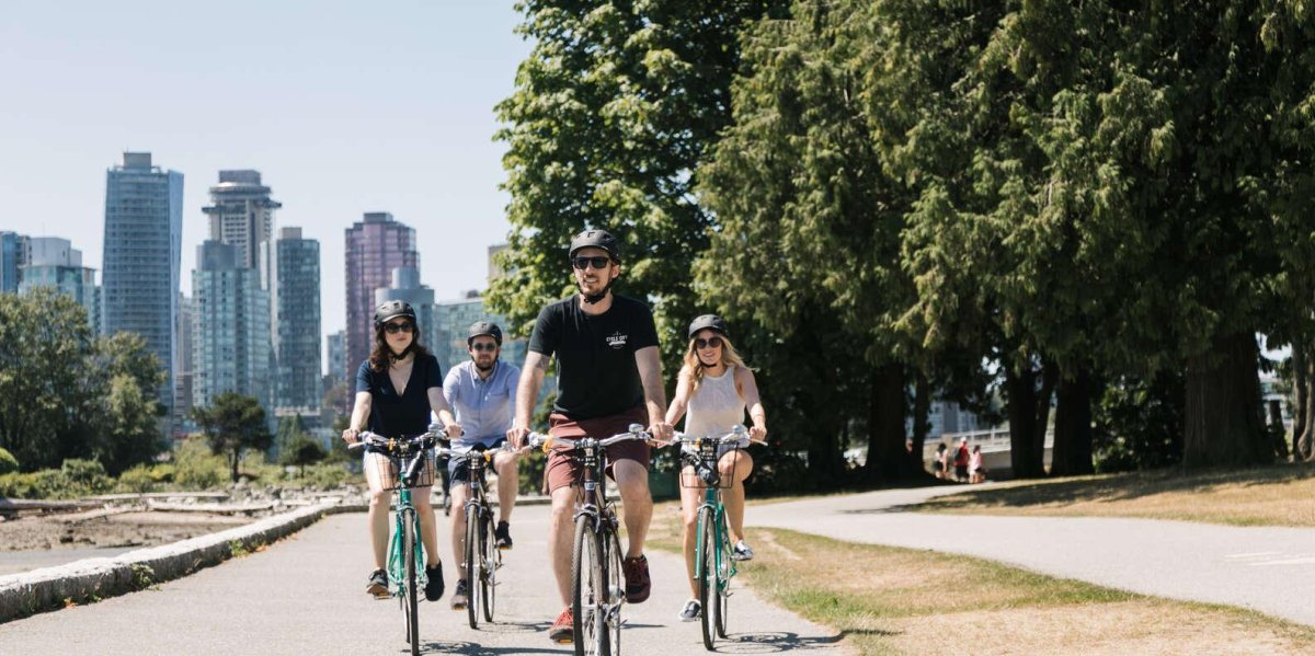 Прогулка в парке на велосипеде