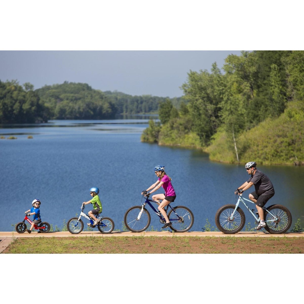 Велосипед у озера