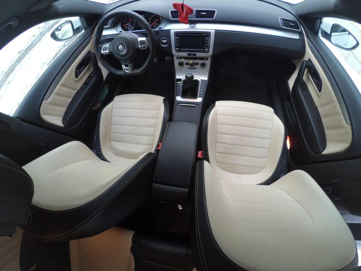 Фольксваген Пассат СС 2010 белая салон