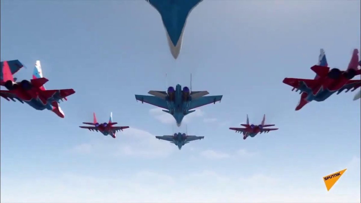 «Русские Витязи» и "Стрижи" на параде Победы — 2010