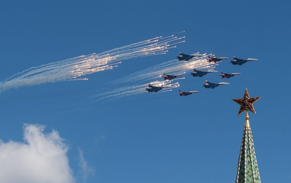 Самолеты над красной площадью