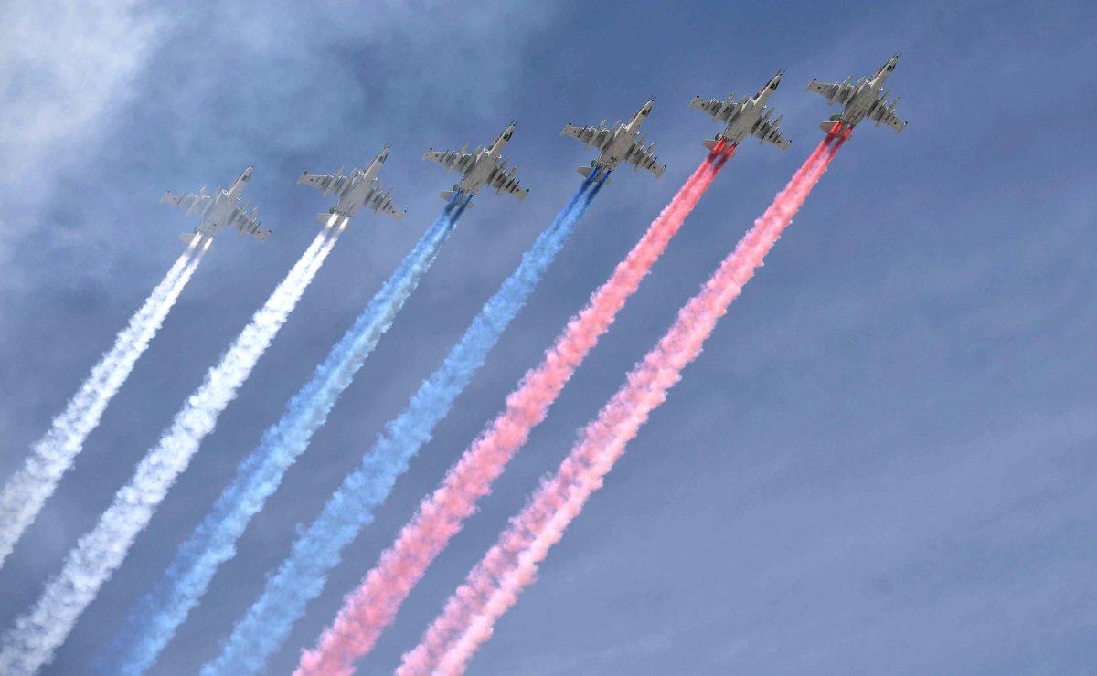 Самолеты в небе парад