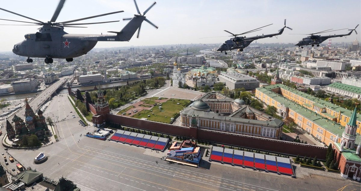 Вертолеты над красной площадью