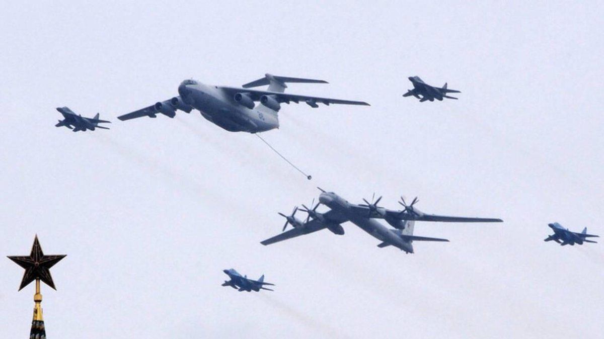 Парад военных самолетов