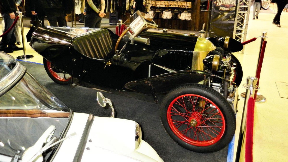 Выставка автомобилей