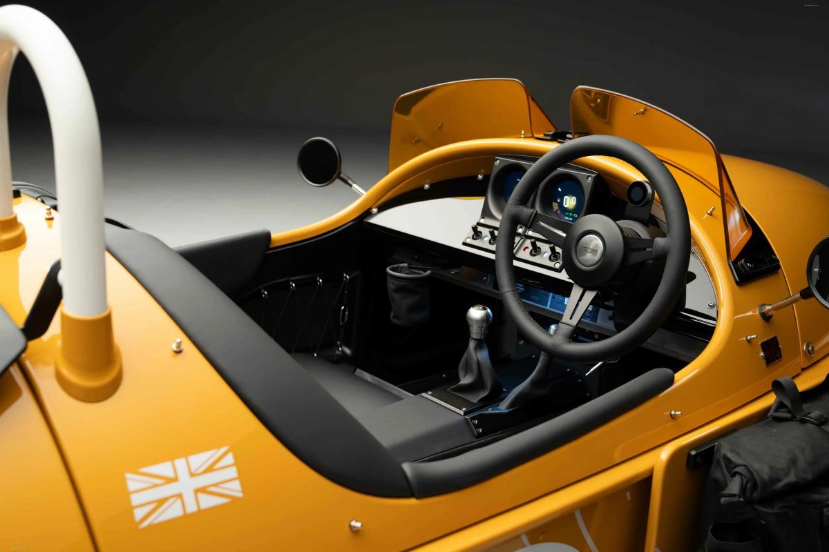 Трёхколёсный спортивный автомобиль