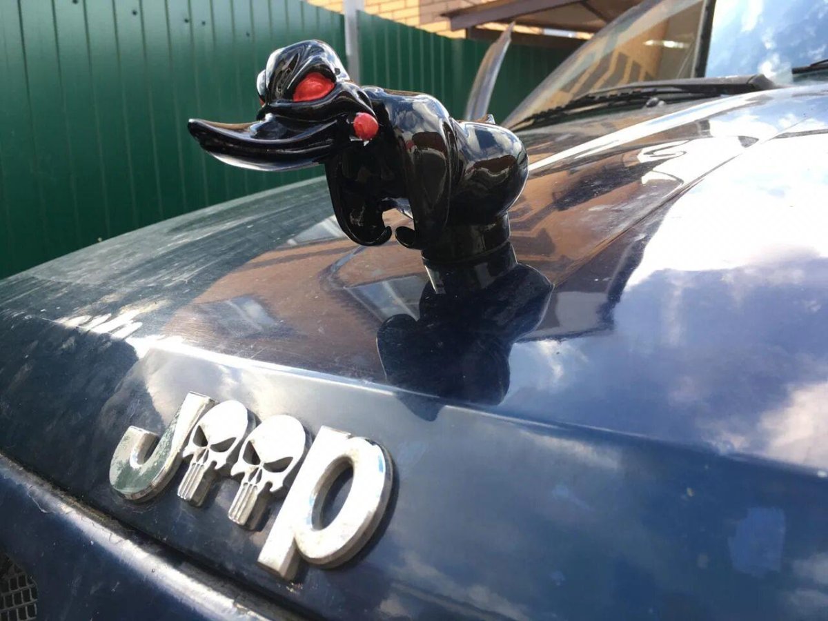 Гранд Чероки с уткой на капоте