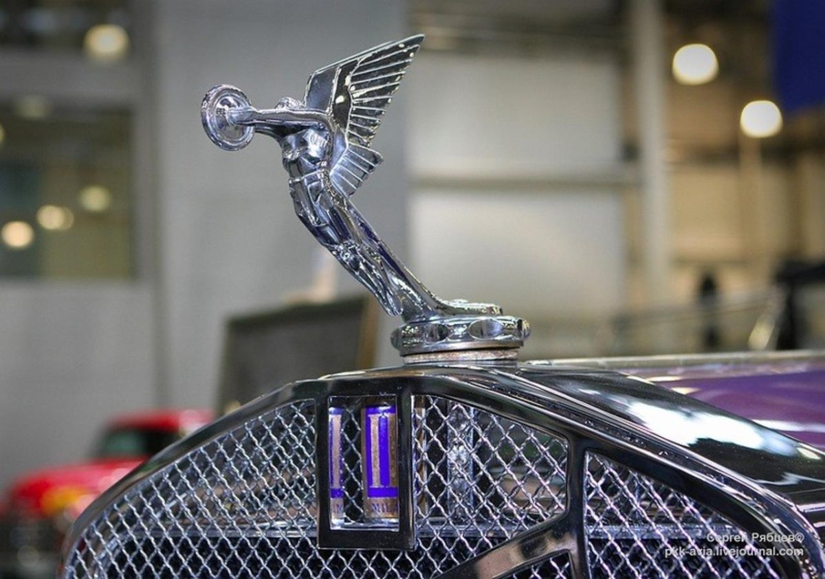 Машина с фигуркой на капоте