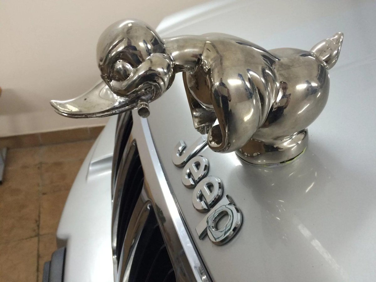 Jeep Grand Cherokee с уткой на капоте