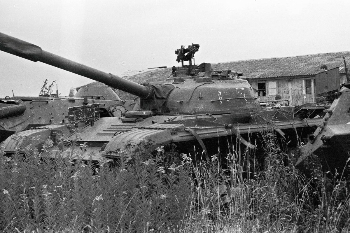 Т-34-85 на заднем дворе кубинки в 90-е годы