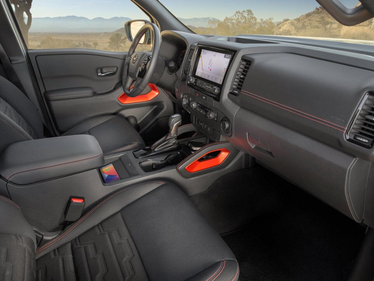 Nissan Frontier 2022 салон