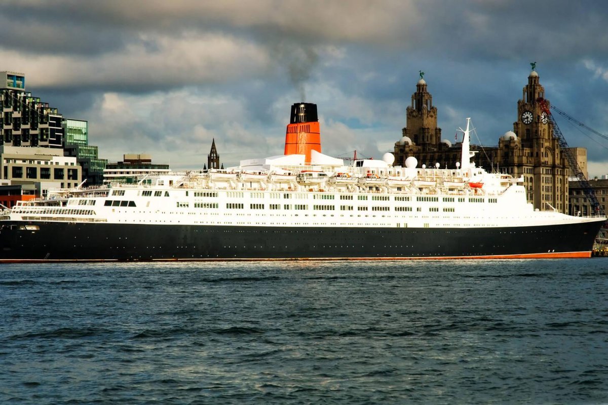 Queen Elizabeth 2 ship