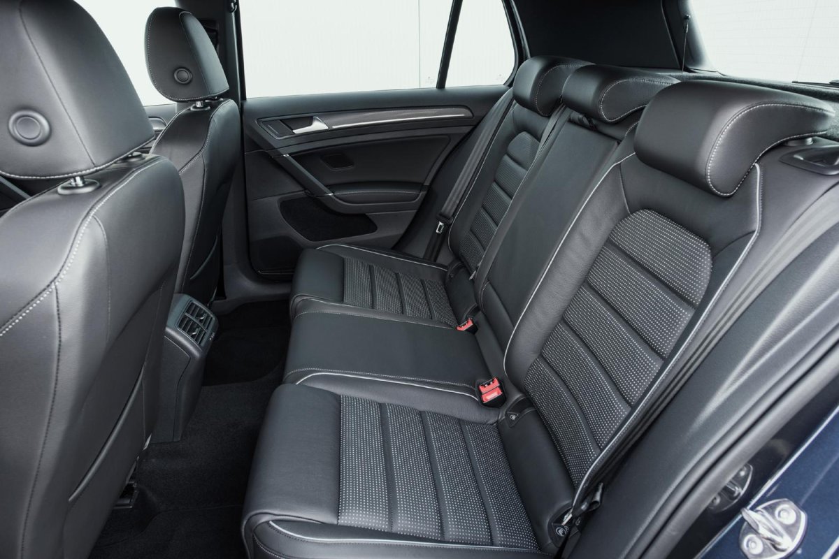 Volkswagen Golf 4 салон сзади