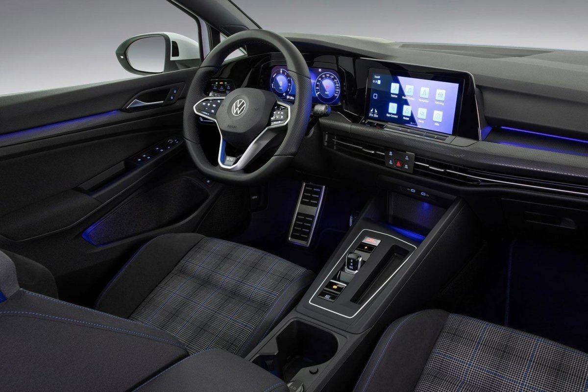 Volkswagen Golf GTI 2021 салон