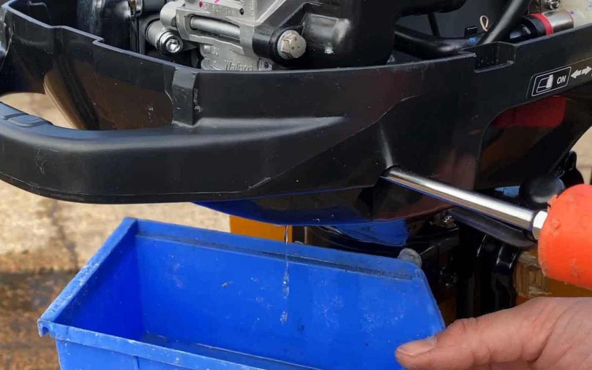 Слив топлива с карбюратора лодочнго мотора yamaha15 GMHS