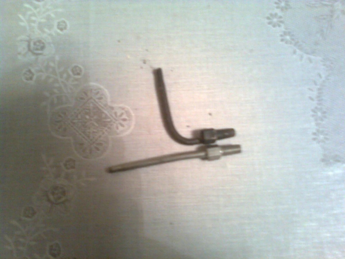 Штуцер слива бензина 21213