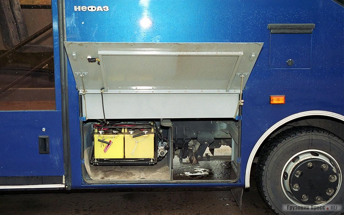 НЕФАЗ 5299 моторный отсек