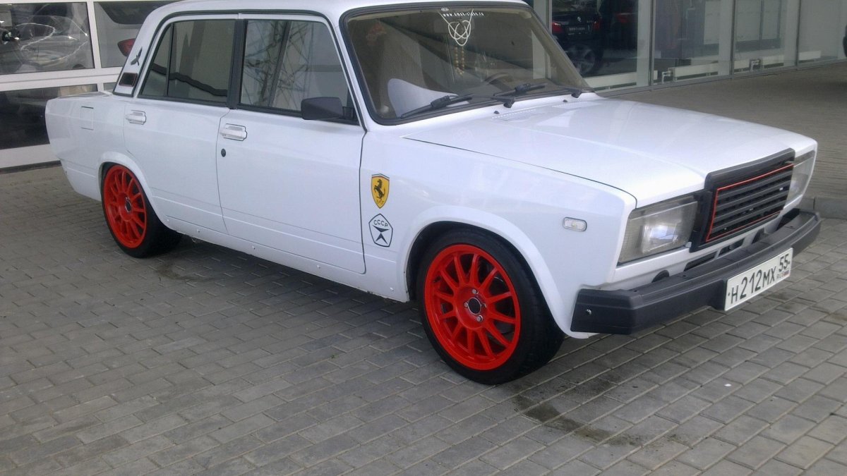 ВАЗ 2107 белая на дисках